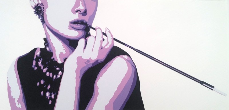 Reprise de l'affiche "Breakfast at Tiffany's", avec Audrey Hepburn et son fume-cigarette en violet et noir. Découpage collage papier, Carole b