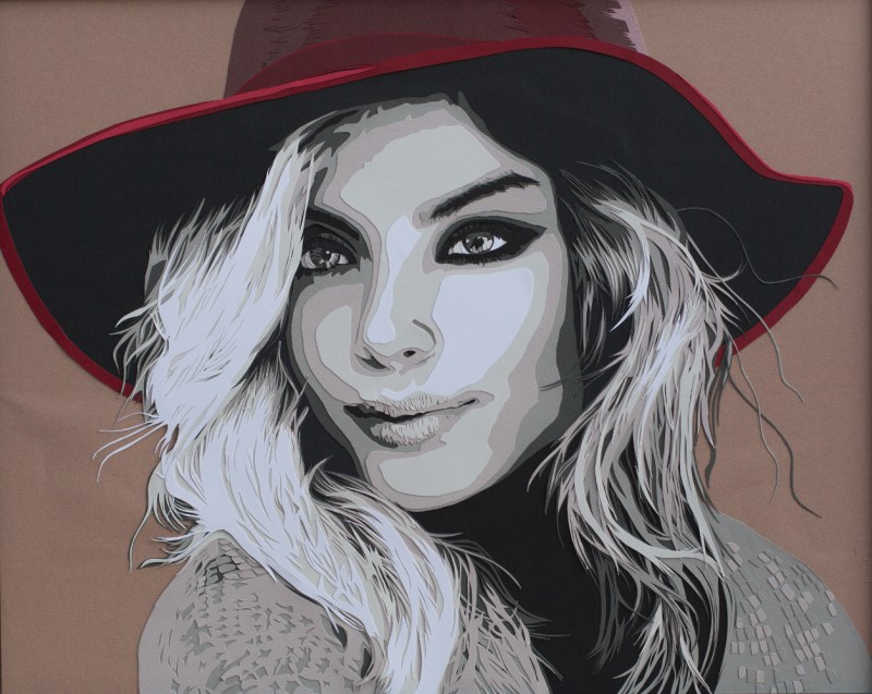 joli chapeau rouge sur une femme avec les yeux smocky et les cheveux blonds au vent. Découpage collage par Carole b