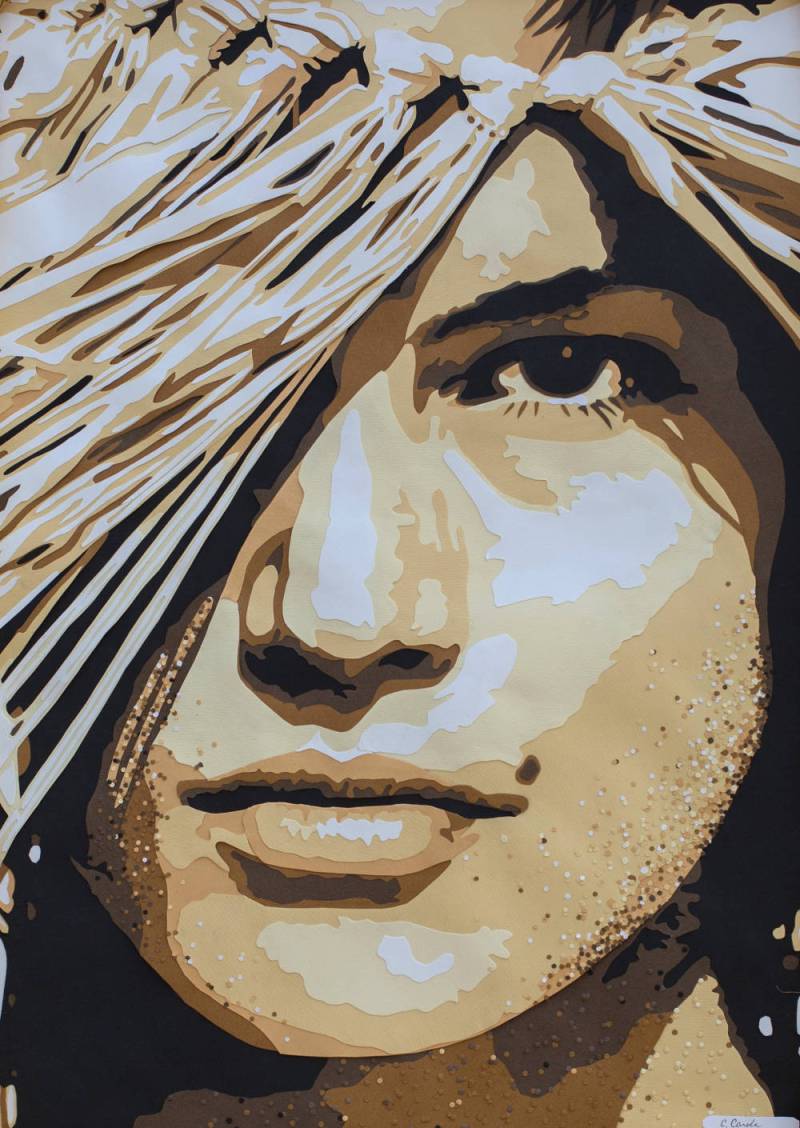 Portrait de Cindy Crawford au chapeau de paille avec du sable sur le visage. Découpage collage par Carole b