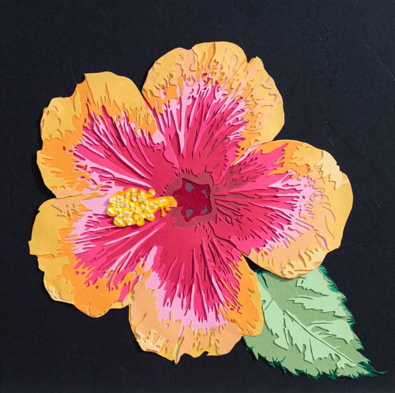 Hibiscus jaune et rose avec un intense travail de découpe au scalpel. Découpage collage papier par Carole b
