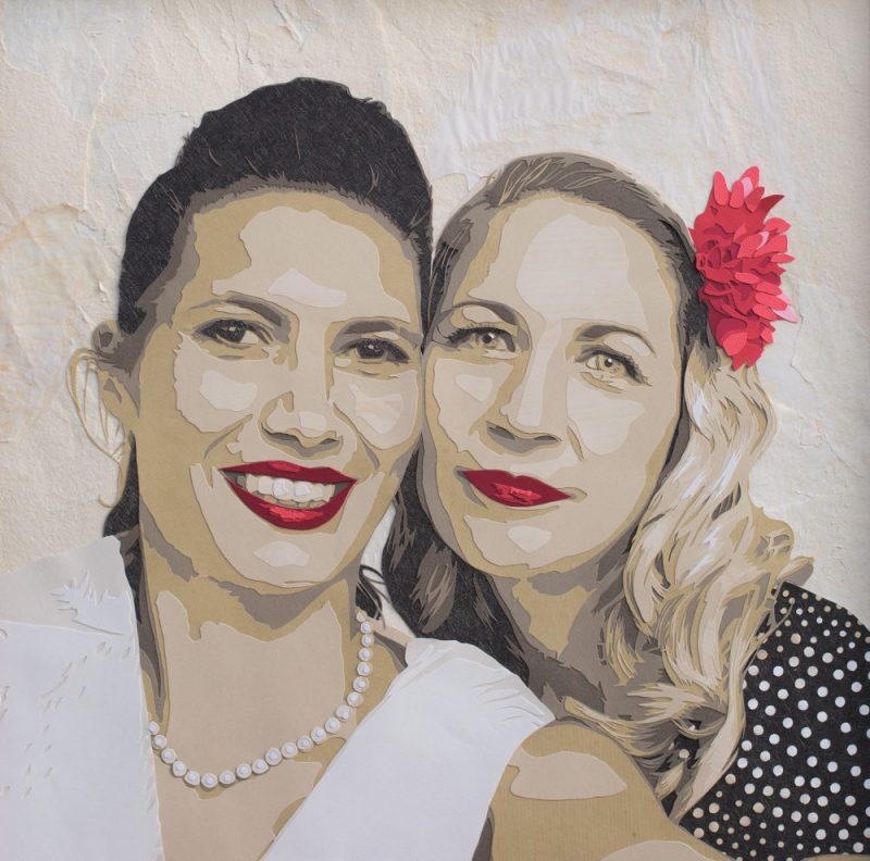 portrait de jeunes femmes, robe à pois, rouge à lèvres et fleur rouge en mode pin up se faisant un selfie. Découpage collage par Carole b