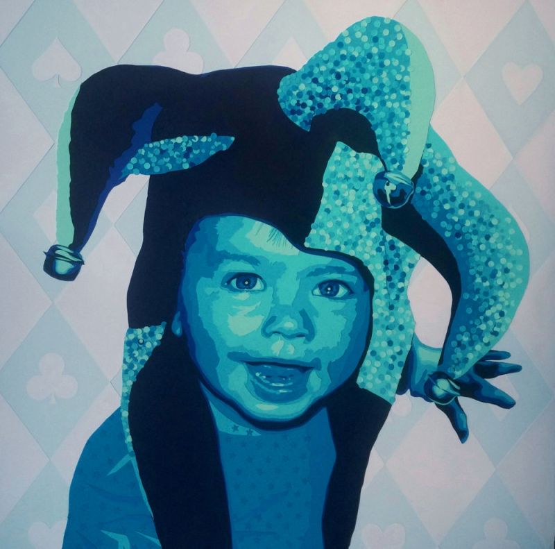 garçon bleu/violet avec un chapeau de joker et un pull aux étoiles. Fond pique, cœur, carreau, trèfle. Découpage collage papier Carole b