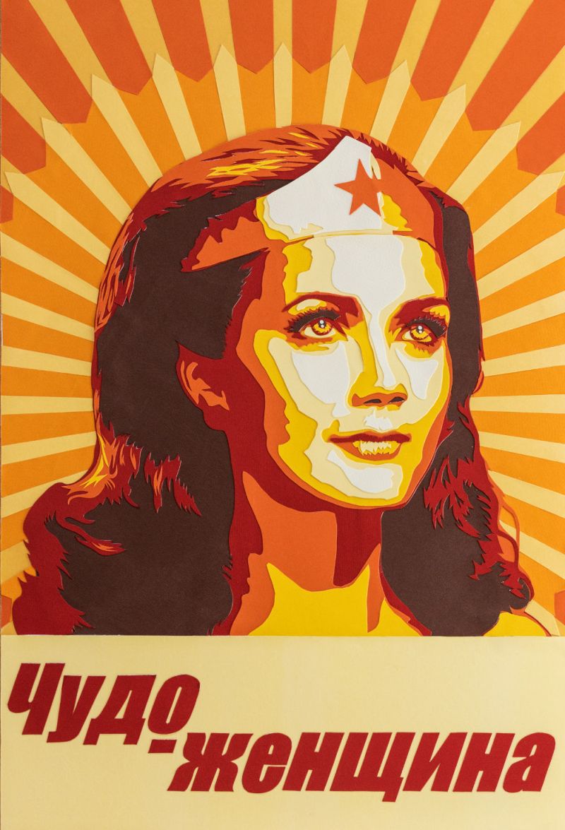 Portrait en découpage collage papier de Linda Carter en Wonder Woman façon propagande russe, avec des couleurs chaudes. Découpage collage papier, Carole b.