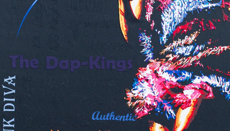 Robe multicolore à franges et paillettes : Sharon Jones sur scène, pleine d'énergie, de fun et de soul ! Découpage collage papier featured